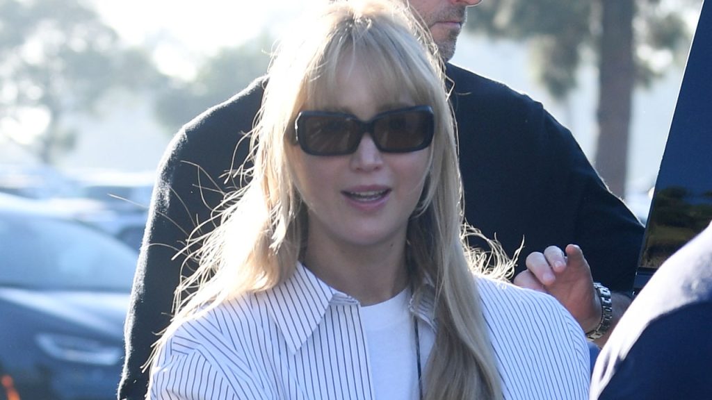 Jennifer Lawrence Bets on the Massively Popular Sneaker That Dethroned the Adidas Sambas