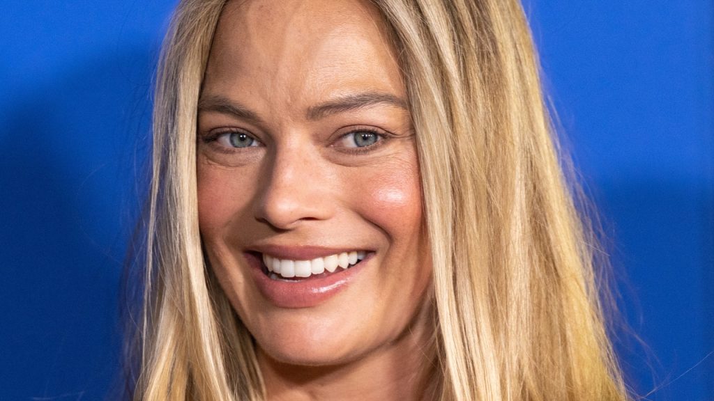 Margot Robbie Upgraded Her Crop Top and Dad Sandals With One Simple Piece