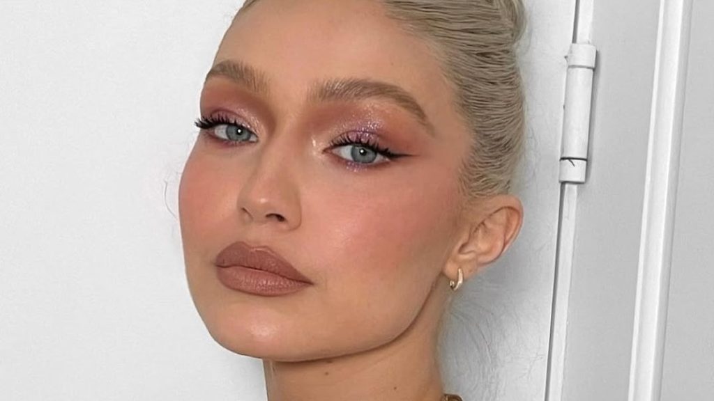 Icicle Eye Shadow Is the Prettiest Holiday Makeup Trend You Need to Try