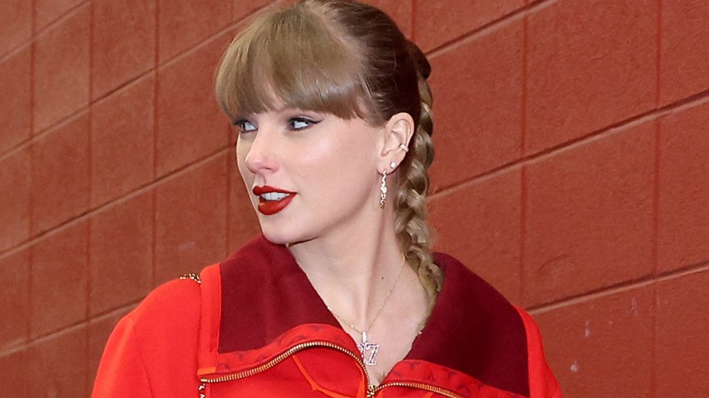 Taylor Swift Just Tucked Her Skinny Jeans Into Her Ankle Booties Like It's 2017