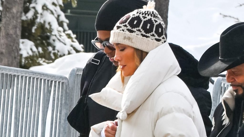 Jennifer Lopez Perfected the Après Ski Formula for Short Girls