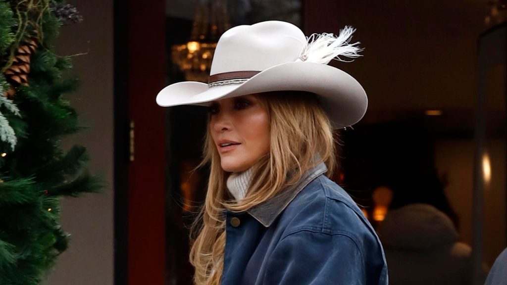 Only Jennifer Lopez Could Make These Baggy Barrel Jean Look So Sleek