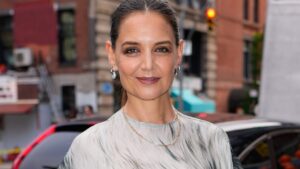 Katie Holmes, กางเกงขargo, งานปาร์ตี้, สไตล์การใส่