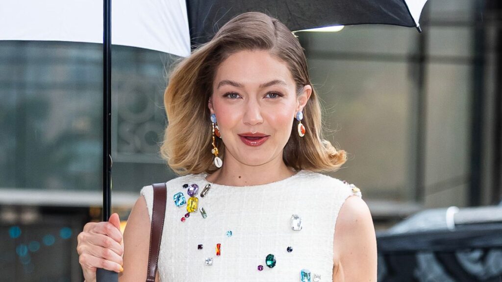 Gigi Hadid, รองเท้าใส่อาบน้ำ, แฟชั่นหรู