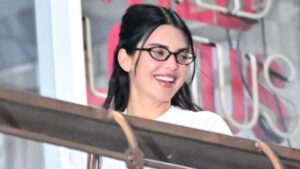Kendall Jenner, รองเท้าแตะ, 890 เหรียญ, การทำเล็บฤดูร้อน