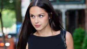 Olivia Rodrigo, ชุดสั้น, รองเท้าบูทฤดูร้อน