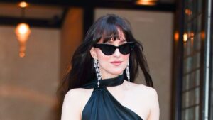 Dakota Johnson, สไตล์โกธิค, ฤดูร้อน, ข่าวเลิกกับ Chris Martin