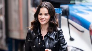 Selena Gomez, ผ้าพันคอสั้น, เชิดชู, เล็บไม่เปลือย, แรงบันดาลใจ, ฤดูร้อน 2025