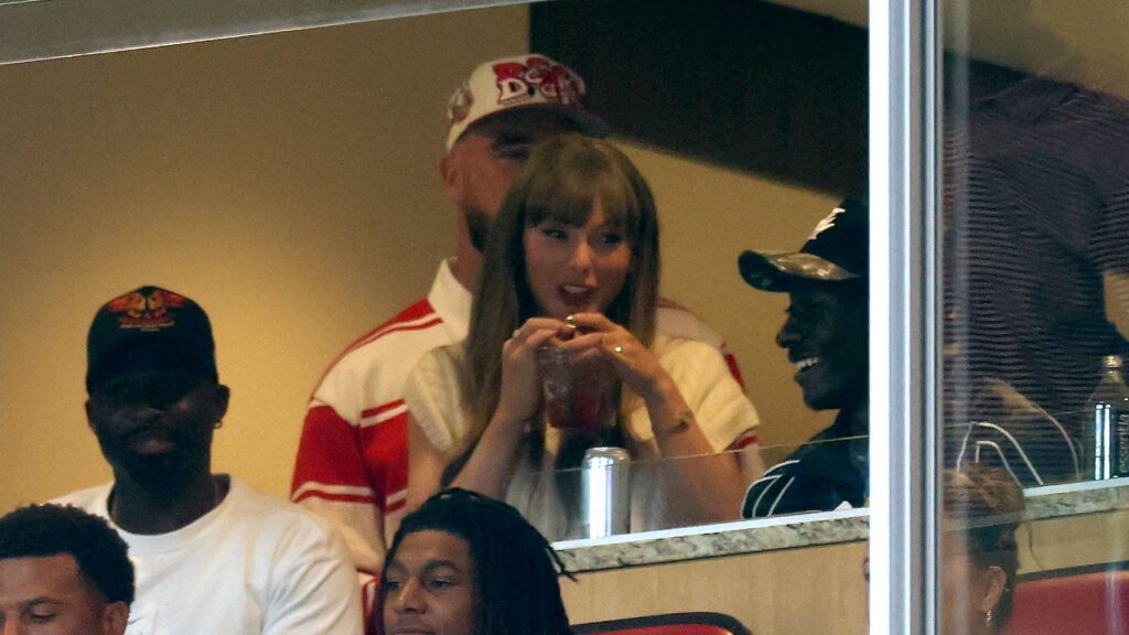 Taylor Swift, ชุดหลังหมั้น, ชุดแต่งงาน, เบาะแส