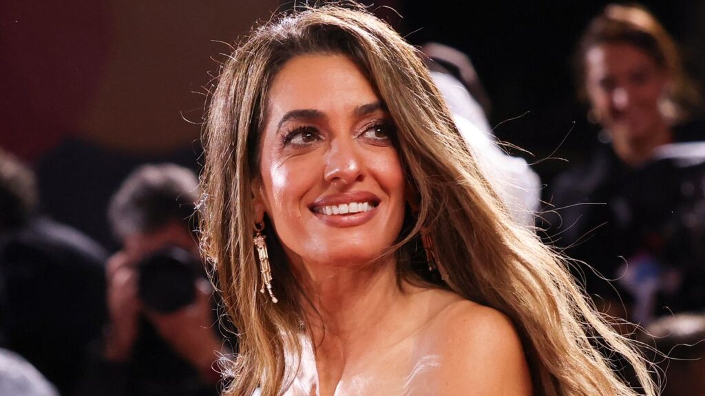 Amal Clooney, ชุดทาฟเฟต้า, วินเทจ, เครื่องประดับโลหะผสม, เทรนด์ทันสมัย