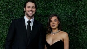 Hailee Steinfeld, NFL Wife, Debut, Vintage Look