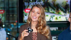 Blake Lively, บู๊ตสีน้ำตาล, หนังกลับ, สูงเข่า, เปลี่ยนลุค, สูทเรียบง่าย