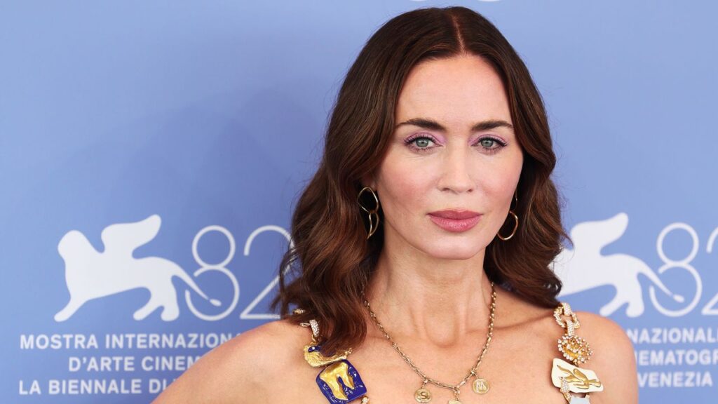 Emily Blunt, Chambray Shirt, ฟื้นฟู