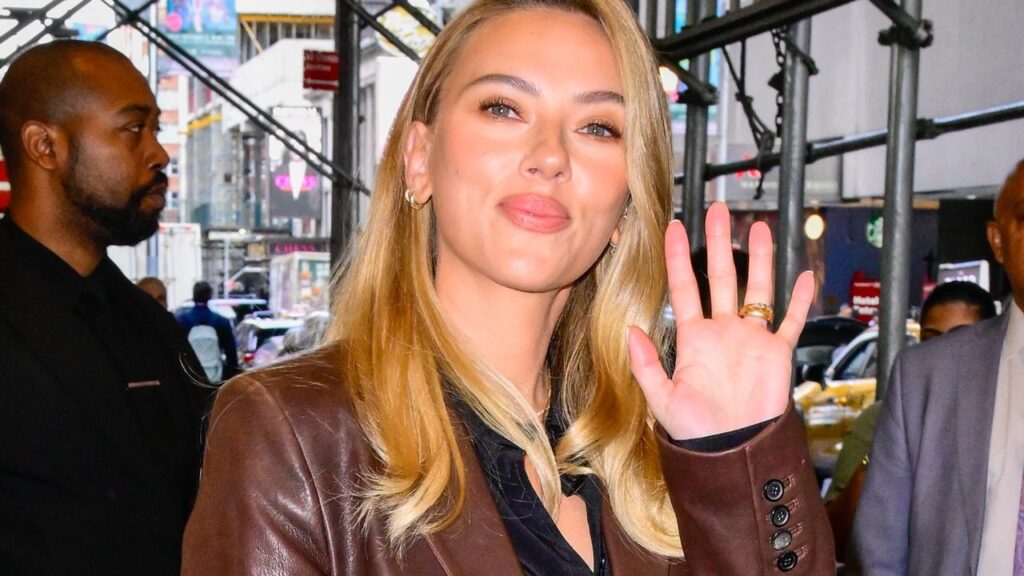 Scarlett Johansson, ผสมสีน้ำตาลและดำ