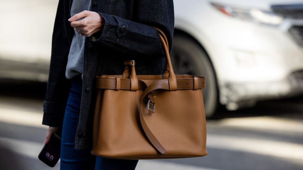 กระเป๋าทำงานโปรด, ถูกหยุดบนถนน