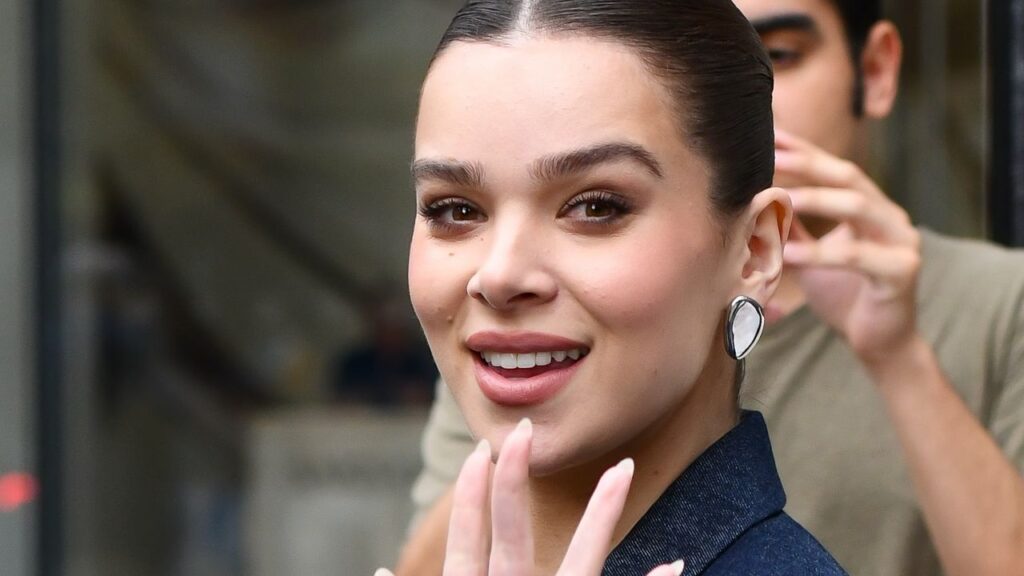 Hailee Steinfeld, Almond Latte Mani, Espresso, เทรนด์เล็บฤดูใบไม้ร่วง