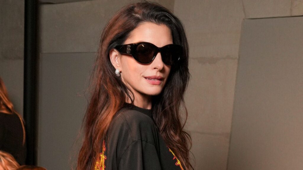 Anne Hathaway, T-Shirt, trains